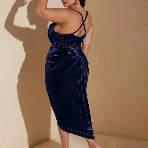 Royal Blue Party Women's Plus Size Split Hem Ruched Velvet Spaghetti Strap Dress - Picture 2 of 8
